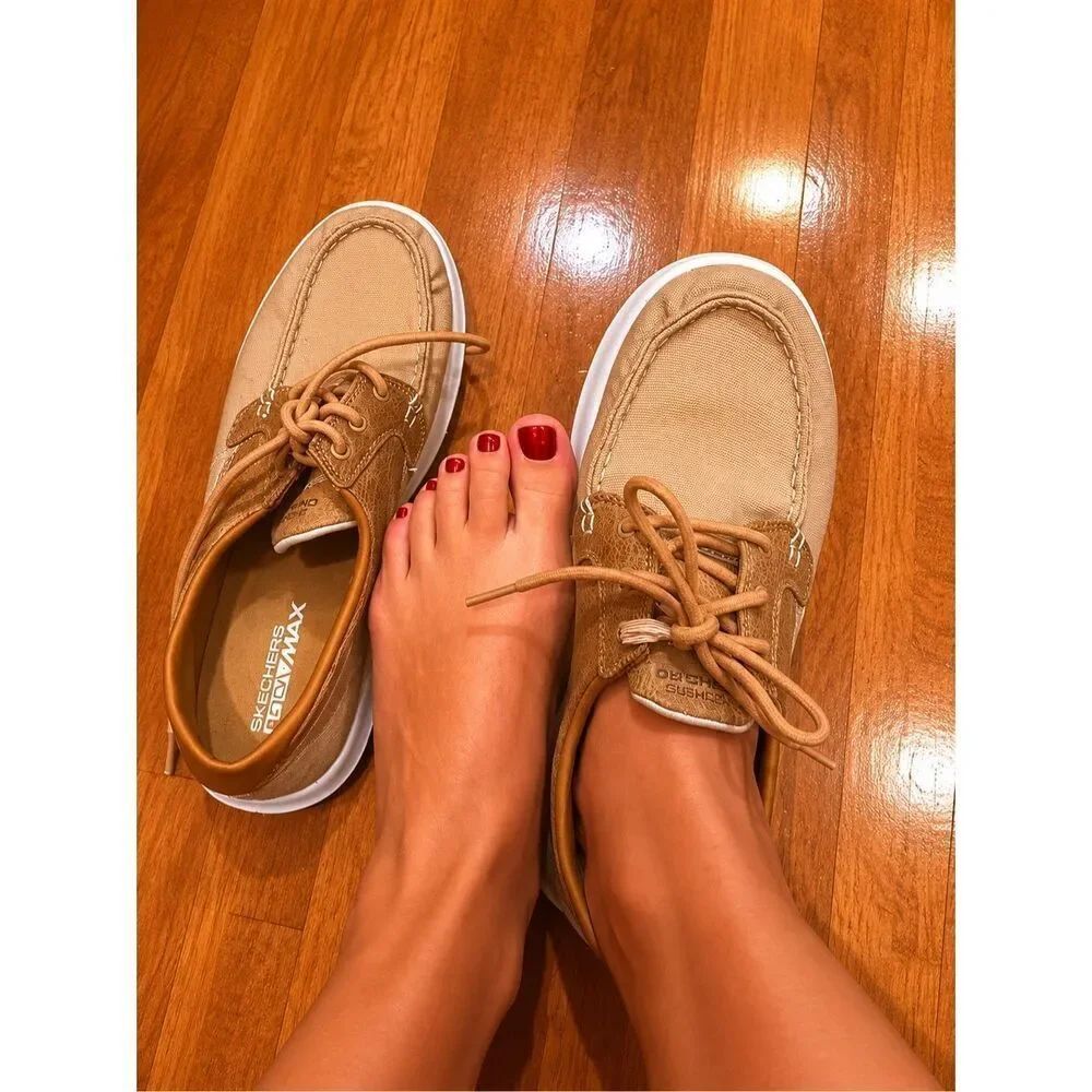 Woman’s well loved Skechers size 10